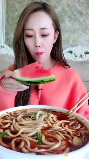 姑娘吃瓜上吃什么