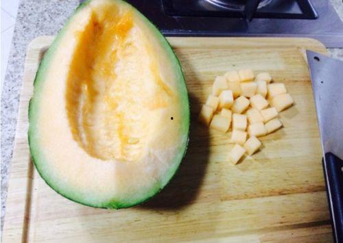 小伙吃黄皮哈密瓜,小伙挑战黄皮哈密瓜新吃法