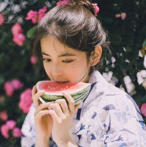 闷头吃瓜头像女,闷头吃瓜背后的故事