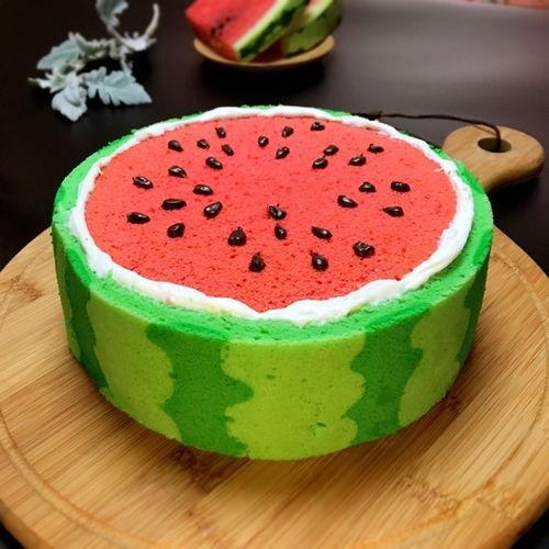 夫妻吃蛋糕的瓜,夫妻共享蛋糕的温馨瞬间