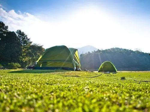 雨崩露营吃瓜,瓜果飘香，共享夏日田园时光