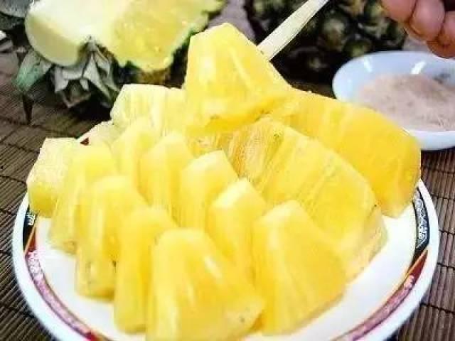 吃菠萝瓜卷儿,夏日清新美食的诱惑之旅