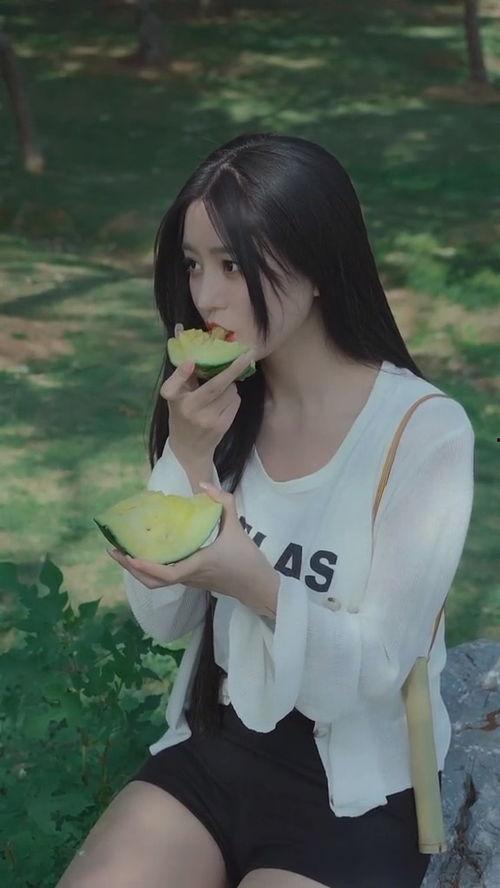 美女吃瓜的歌曲,笑谈娱乐圈风云