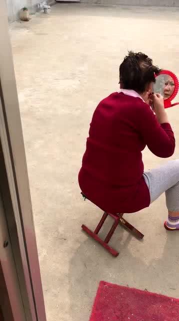 阿姨嘴里吃瓜,揭秘吃瓜背后的故事