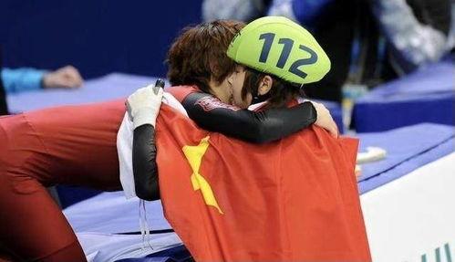 短道速滑教练吃瓜,揭秘短道速滑教练的“吃瓜”生活